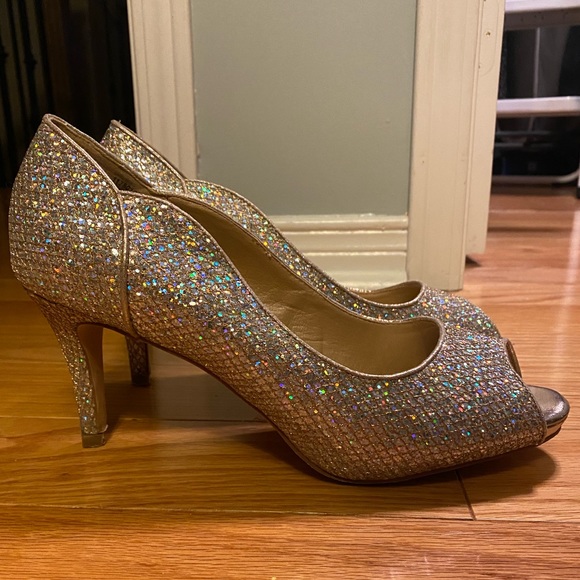 Gold sparkly size 8 peep toe heels! - Picture 1 of 4